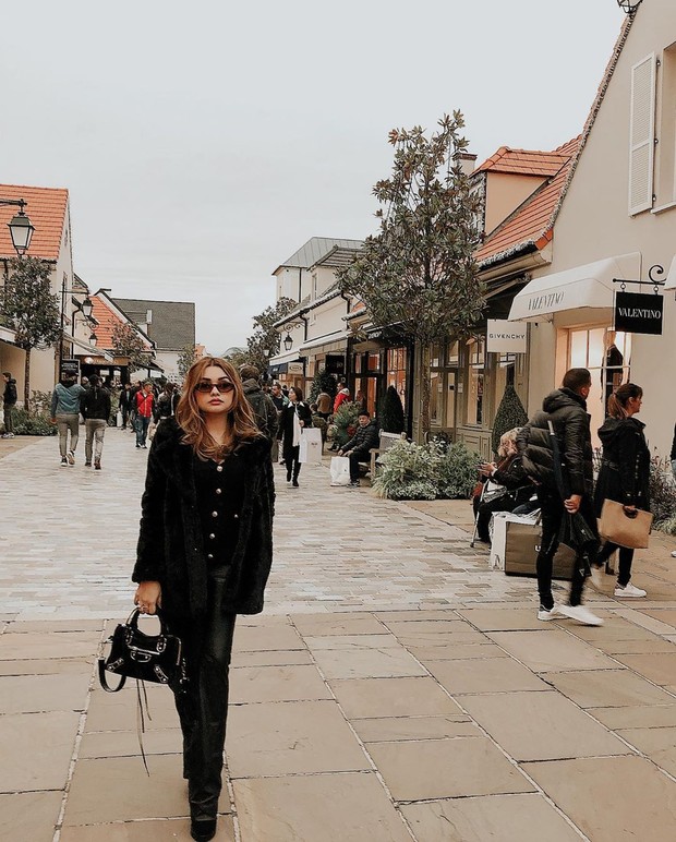 nourah seivirah/instagram.com/nourahsheivirah Outfit berupa buttoned top, bootcut pants dan velvet jaket merupakan pilihan yang tepat.