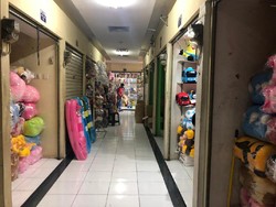 Digusur Proyek Tol Becakayu, Pedagang Mainan Pasar Gembrong Sepi Pembeli