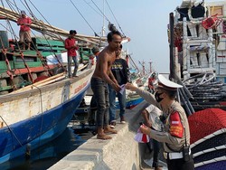Cegah COVID-19, Polres Pelabuhan Tanjung Priok Bagikan 5.000 Masker untuk Warga