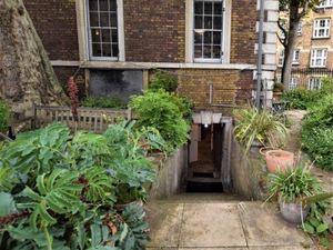 Foto Apartemen Sewaan Terletak di Bawah Tanah, Interiornya Bikin Takjub