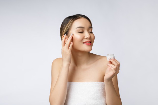 sunscree/freepik.com menggunakan sunscreen bisa menjadi langkah awal untuk mencegah jerawat pasir