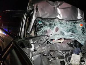 Penmpakan Minibus Ringsek Tabrak Truk di Tol Cipularang, 3 Tewas