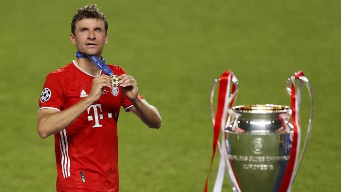 Thomas Mueller Bayern Munich LISBON, PORTUGAL - AUGUST 23: Thomas Muller of FC Bayern Munich celebrates with his winners medal following the UEFA Champions League Final match between Paris Saint-Germain and Bayern Munich at Estadio do Sport Lisboa e Benfica on August 23, 2020 in Lisbon, Portugal. (Photo by Matt Childs/Pool via Getty Images)