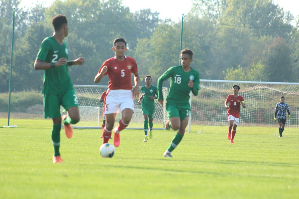 Rizky Ridho menguasai bola di tengah kepungan pemain-pemain Arab Saudi U-19.