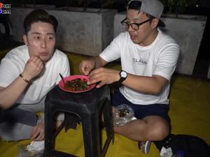 Penasaran, YouTuber Korea Ini Coba Makan Tutut Pertama Kali