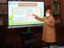 Risma Jadi Guru Sekolah Daring Siswa di Surabaya
