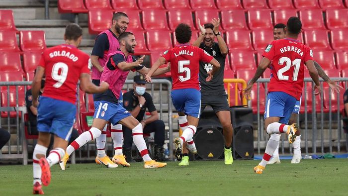 1272128146 GRANADA, SPAIN - SEPTEMBER 12: Luis Milla of Granada CF celebrates after scoring his teams second goal during the La Liga Santader match between Granada CF and Athletic Club at Estadio Nuevo Los Carmenes on September 12, 2020 in Granada, Spain. (Photo by Gonzalo Arroyo Moreno/Getty Images)