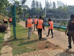 Terjaring Patroli, 20 Warga Tangsel Tak Bermasker Dihukum Bersihkan Fasum