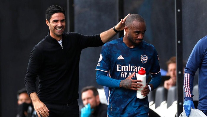 LONDON, ENGLAND - SEPTEMBER 12: Mikel Arteta, Manager of Arsenal interacts with Alexandre Lacazette of Arsenal after he is subbed during the Premier League match between Fulham and Arsenal at Craven Cottage on September 12, 2020 in London, England. (Photo by Paul Childs - Pool/Getty Images)
