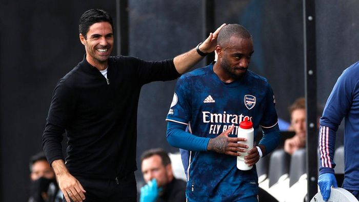 Alexandre Lacazette LONDON, ENGLAND - SEPTEMBER 12: Mikel Arteta, Manager of Arsenal interacts with Alexandre Lacazette of Arsenal after he is subbed during the Premier League match between Fulham and Arsenal at Craven Cottage on September 12, 2020 in London, England. (Photo by Paul Childs - Pool/Getty Images)