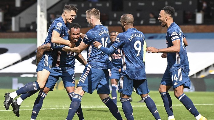 Arsenals Gabriel, second from left, is cheered by teammates after scoring during the English Premier League soccer match between Fulham and Arsenal in London, Saturday, Sept. 12, 2020. (Ben Stansall/Pool via AP)