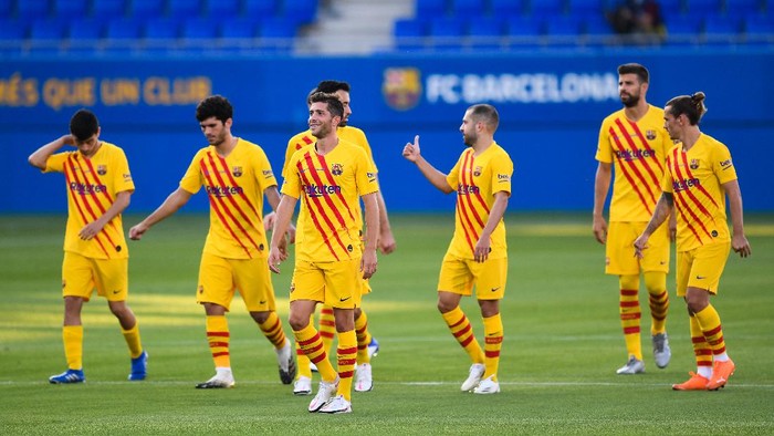 BARCELONA, SPAIN - SEPTEMBER 12: FC Barcelona players look on during the during the pre-season friendly match between FC Barcelona and Gimnastic de Tarragona at Estadi Johan Cruyff on September 12, 2020 in Barcelona, Spain. (Photo by David Ramos/Getty Images)