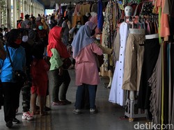 Masih Ada yang Borong Belanja di Tanah Abang Meski PSBB Diperketat