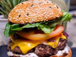 Yummy! Burger Tebal Berlimpah Isian Ada di 5 Tempat Ini Yummy! Burger Tebal Berlimpah Isian Ada di 5 Tempat Ini