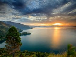 Cerita dan Legenda Danau Toba, Rahasia Putri Jelmaan Ikan Mas