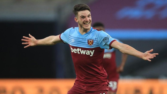 LONDON, ENGLAND - JULY 17: Declan Rice of West Ham United celebrates after scoring his teams third goal during the Premier League match between West Ham United and Watford FC at London Stadium on July 17, 2020 in London, England. Football Stadiums around Europe remain empty due to the Coronavirus Pandemic as Government social distancing laws prohibit fans inside venues resulting in all fixtures being played behind closed doors. (Photo by Adam Davy/Pool via Getty Images)