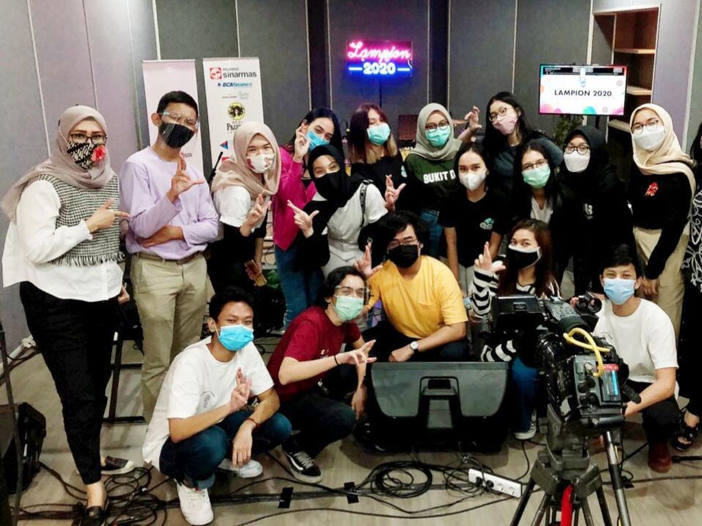 SMAN 8 Jakarta Gelar Lampion Pentas Seni Virtual di Tengah Pandemi SMAN 8 Jakarta Gelar Lampion Pentas Seni Virtual di Tengah Pandemi