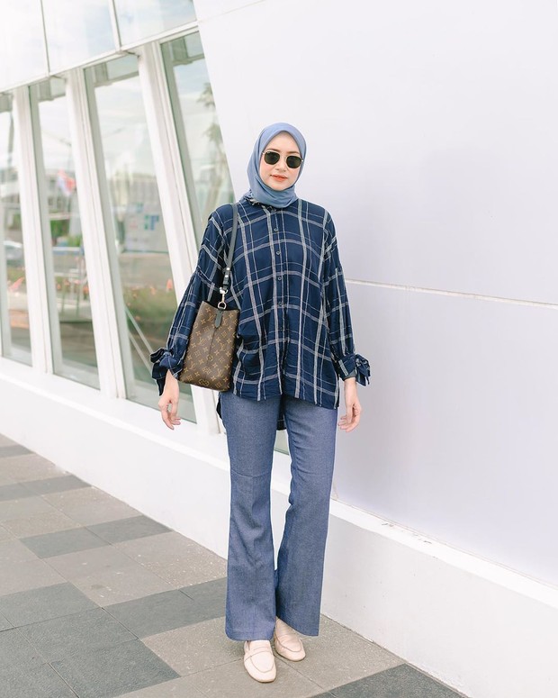 Hijab Lilit/instagram.com/bahjatina Bahjatina mengenakan hijab segiempat model lilit