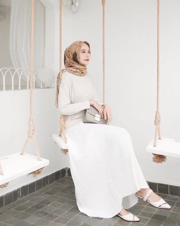 Hijab Pattern/instagram.com/bahjatina Bahjatina mengenakan hijab segiempat model pattern