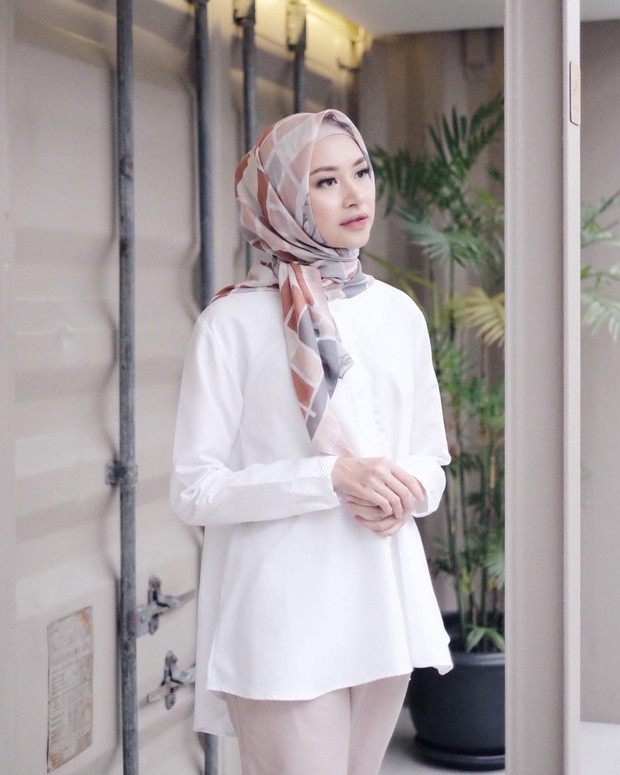 Hijab Simpul/instagram.com/bahjatina Bahjatina mengenakan hijab segiempat model simpul