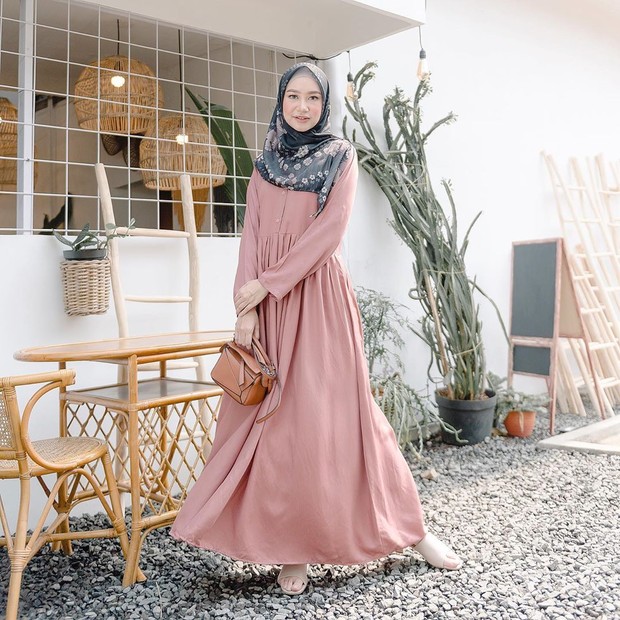 Hijab Syar'i/instagram.com/bahjatina Bahjatina mengenakan hijab segiempat model syar'i