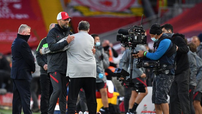 LIVERPOOL, ENGLAND - SEPTEMBER 12: Marcelo Bielsa, Manager of Leeds United speaks with Jurgen Klopp, Manager of Liverpool following the Premier League match between Liverpool and Leeds United at Anfield on September 12, 2020 in Liverpool, England. (Photo by Paul Ellis - Pool/Getty Images)