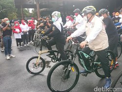 Khofifah Gowes Bareng Penyintas COVID-19 di Tulungagung