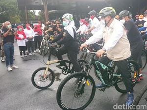 Khofifah Gowes Bareng Penyintas COVID-19 di Tulungagung Khofifah Gowes Bareng Penyintas COVID-19 di Tulungagung