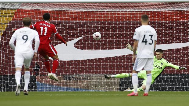 Liverpool's Mohamed Salah, second from left, scores his side's first goal on a penalty kick during the English Premier League soccer match between Liverpool and Leeds United, at the Anfield stadium, in Liverpool, Saturday, Sept. 12, 2020. (Phil Noble, Pool via AP)