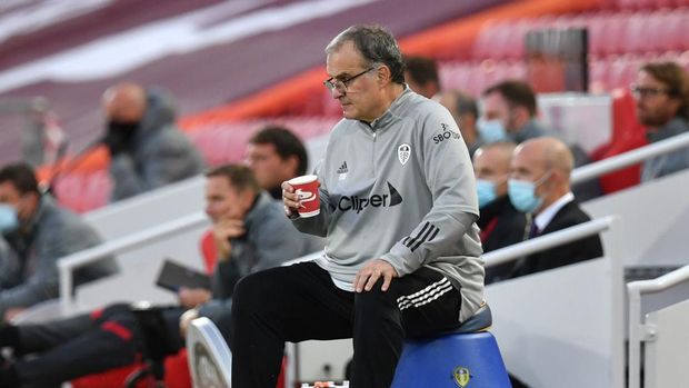 LIVERPOOL, ENGLAND - SEPTEMBER 12: Marcelo Bielsa, Manager of Leeds United looks on with a hot drink during the Premier League match between Liverpool and Leeds United at Anfield on September 12, 2020 in Liverpool, England. (Photo by Paul Ellis - Pool/Getty Images)