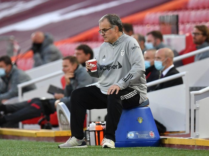 LIVERPOOL, ENGLAND - SEPTEMBER 12: Marcelo Bielsa, Manager of Leeds United looks on with a hot drink during the Premier League match between Liverpool and Leeds United at Anfield on September 12, 2020 in Liverpool, England. (Photo by Paul Ellis - Pool/Getty Images)