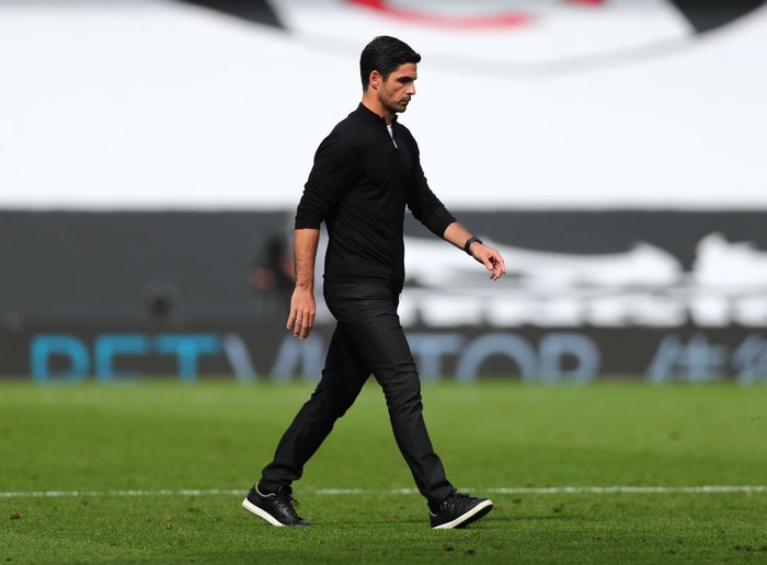 LONDON, ENGLAND - SEPTEMBER 12: Mikel Arteta, Manager f Arsenal  walks off after the Premier League match between Fulham and Arsenal at Craven Cottage on September 12, 2020 in London, England. (Photo by Clive Rose/Getty Images)