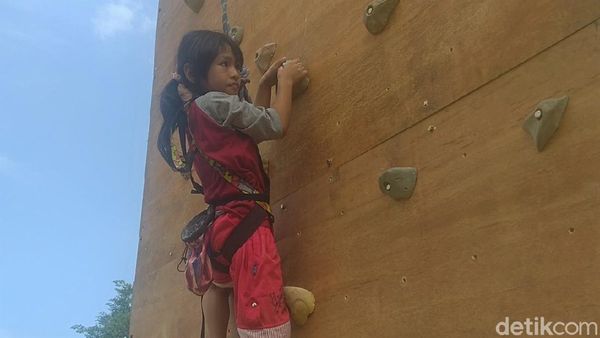 Momen Spiderman Cilik dari Pekalongan Ikut Latihan Panjat Tebing