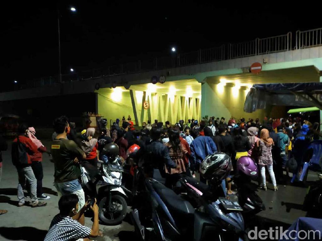 Ini Alasan Remaja di Surabaya Tetap Nongkrong Saat Pandemi COVID-19 Ini Alasan Remaja di Surabaya Tetap Nongkrong Saat Pandemi COVID-19