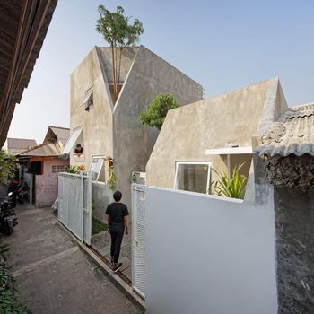Rumah kecil di dalam gang Ibu Kota curi atensi dunia. Rumah ini dinobatkan sebagai Small Architecture+ Small Living by People Choice di ajang Architizer Award.
