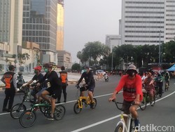 H-1 PSBB Total DKI, Kawasan Bundaran HI Masih Ramai Pelari-Pesepeda
