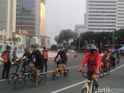 Jelang PSBB Total, Bundaran HI Masih Ramai Pengunjung