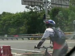 Penampakan Pesepeda Lawan Arah di Tol, Jersey Komunitas Mana Nih?