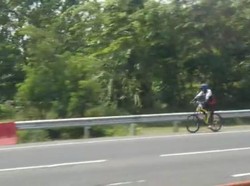 Sepeda Lawan Arah di Tol: Kalau Mau Celaka Jangan Bawa Orang Lain!
