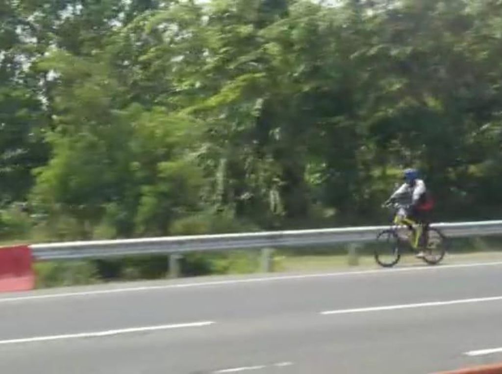 Sepeda Lawan Arah di Tol: Kalau Mau Celaka Jangan Bawa Orang Lain!