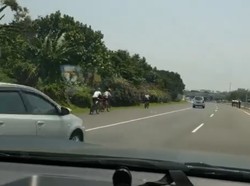Viral Pesepeda Masuk Tol, Ada yang Nekat Lawan Arah