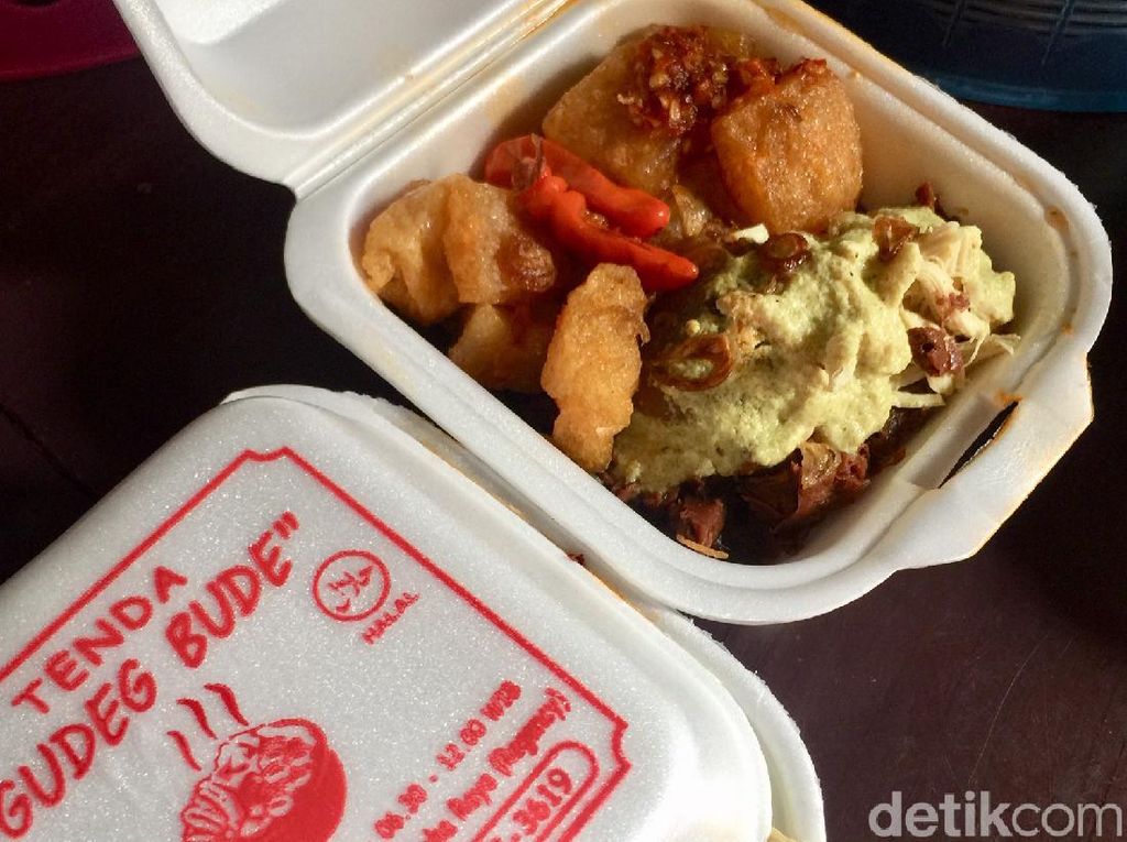 Gudeg Bude: Harus Nunggu Seminggu Untuk Sarapan Gudeg di Sini Gudeg Bude: Harus Nunggu Seminggu Untuk Sarapan Gudeg di Sini