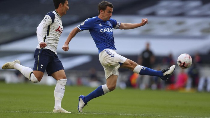 Tottenhams Son Heung-min, left, duels for the ball with Evertons Seamus Coleman during the English Premier League soccer match between Tottenham Hotspur and Everton at the Tottenham Hotspur Stadium in London, Sunday, Sept. 13, 2020. (Cath Ivill/Pool via AP)