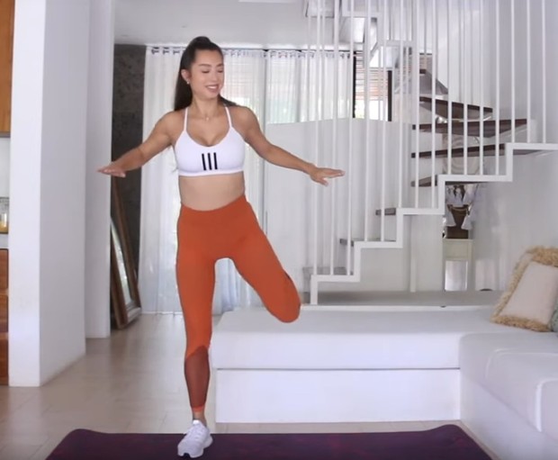 Secara bergantian, kaki diangkat dan digerakkan seperti sedang menendang pantat arah samping