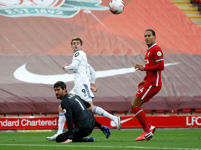 LIVERPOOL, ENGLAND - SEPTEMBER 12: Patrick Bamford of Leeds United scores his teams second goal past Alisson Becker of Liverpool during the Premier League match between Liverpool and Leeds United at Anfield on September 12, 2020 in Liverpool, England. (Photo by Phil Noble - Pool/Getty Images)