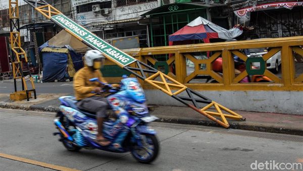 Waduh, Palang Underpass Tanah Abang Patah