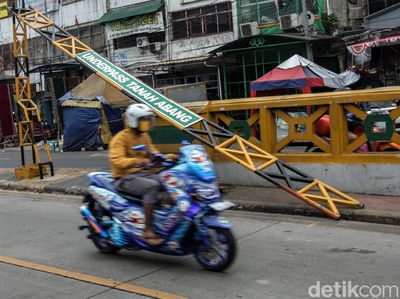 Waduh, Palang Underpass Tanah Abang Patah