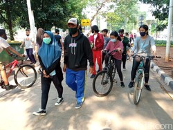 H-1 PSBB Total DKI, Kawasan BKT Dipadati Warga yang Berolahraga