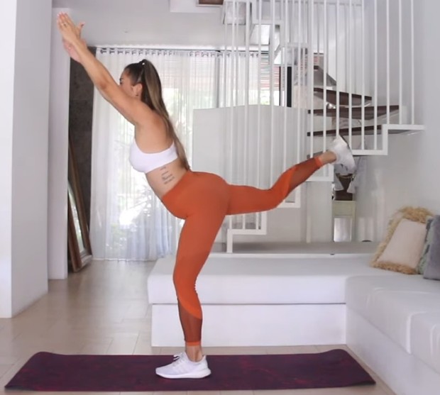 gerakan seperti menendang ke arah belakang