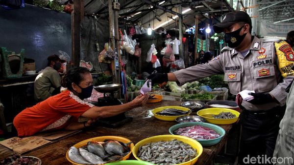 Operasi Tertib Masker Sasar Pasar Muara Angke